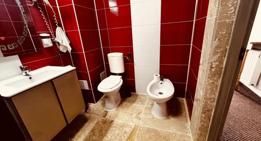Apartament cu balcon, cu vedere la strada
