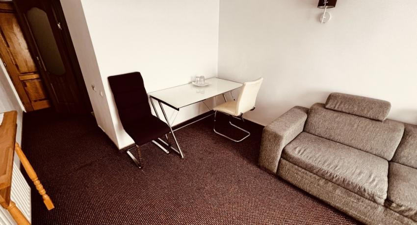 Apartament cu balcon, cu vedere la strada