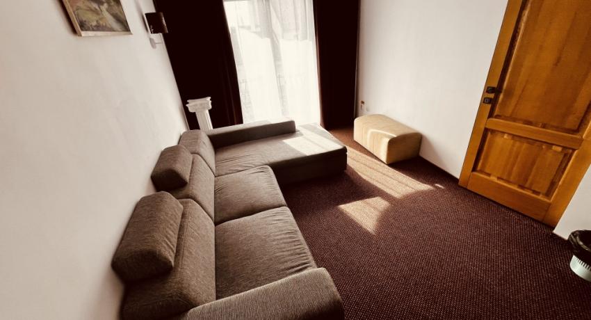 Apartament cu balcon, cu vedere la strada