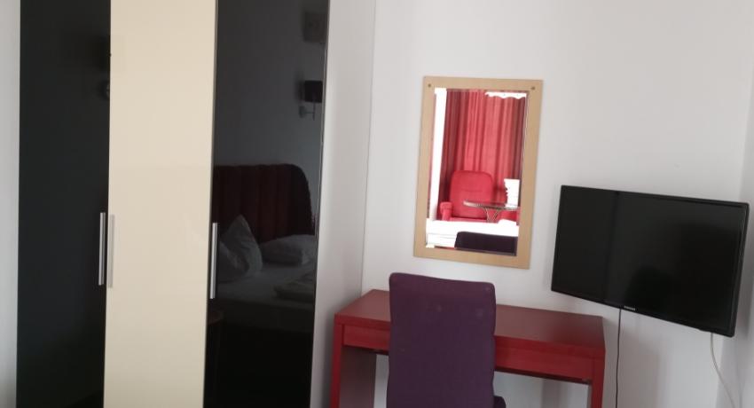 Apartament cu balcon, cu vedere la strada