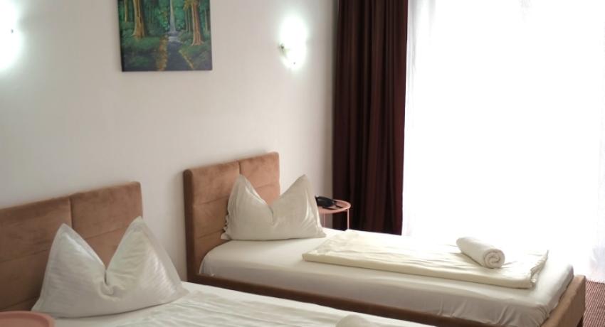 Camera single/ twin cu balcon, cu vedere la strada